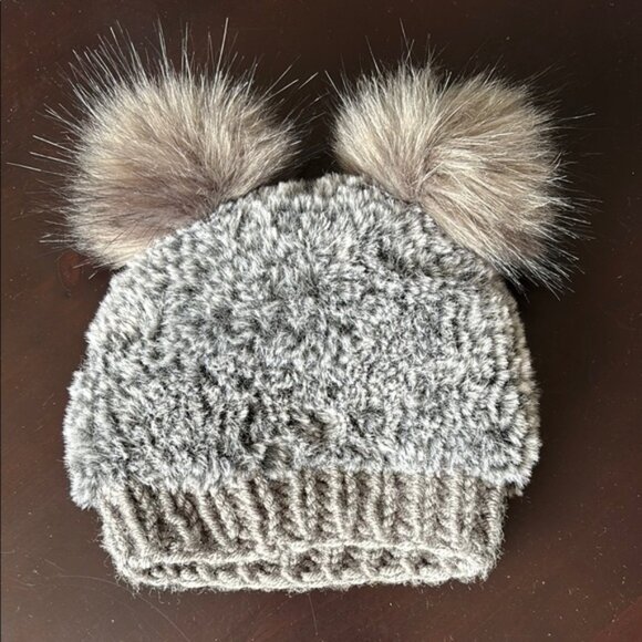 Cozy Gray Knit Pom-Pom tuque for babies - Picture 3 of 4